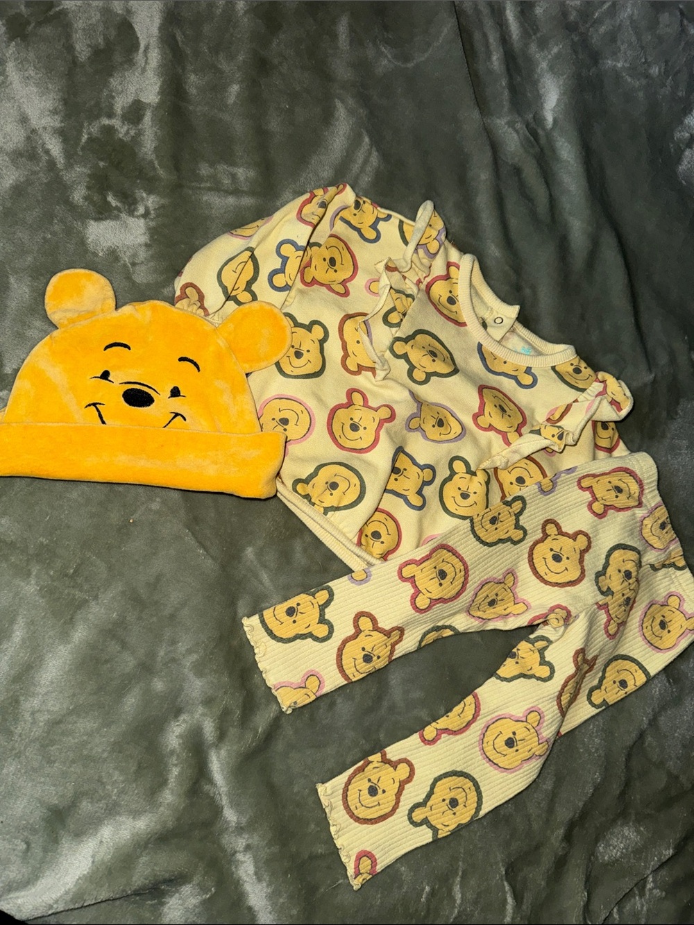 12m vintage Disney Winnie the Pooh Baby sweat suit Set with Hat - Yellow